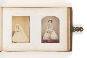 Ein altes Buchcover zeigt eine Braut in einem weißen Hochzeitskleid mit Schleier und Tiara und einen Bräutigam in einem Anzug, der einen Blumenstrauß hält, beide strahlen glücklich.