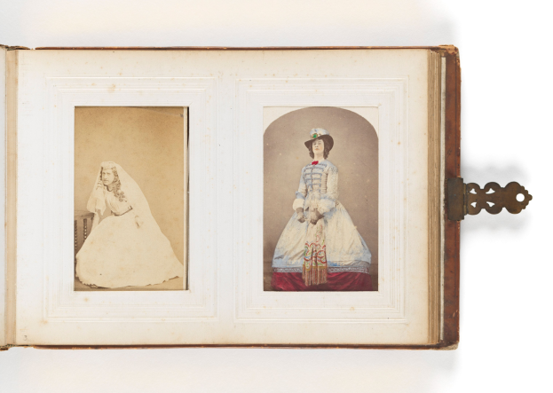 Ein altes Buchcover zeigt eine Braut in einem weißen Hochzeitskleid mit Schleier und Tiara und einen Bräutigam in einem Anzug, der einen Blumenstrauß hält, beide strahlen glücklich.