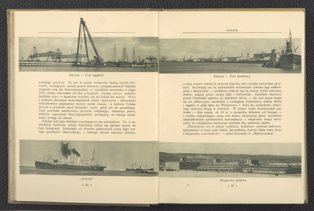 Offenes Buch mit historischen Schiffsdarstellungen und begleitendem Text, auf einer Fläche platziert.