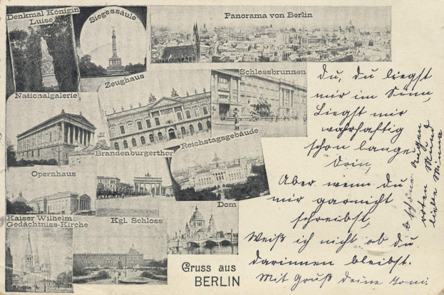 Eine Vintage-Postkarte mit mehreren Bildern von Berlin, darunter Gebäude, Bäume und eine Statue, mit handgeschriebener Text auf der Rückseite.
