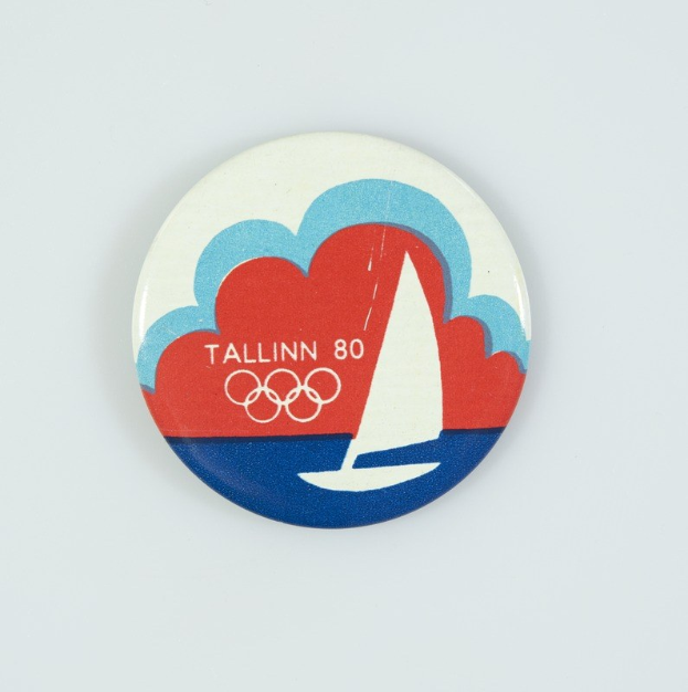 Jubiläumsabzeichen zum 80. Jahrestag der Olympischen Spiele in Tallinn mit einem Segelboot und Text.