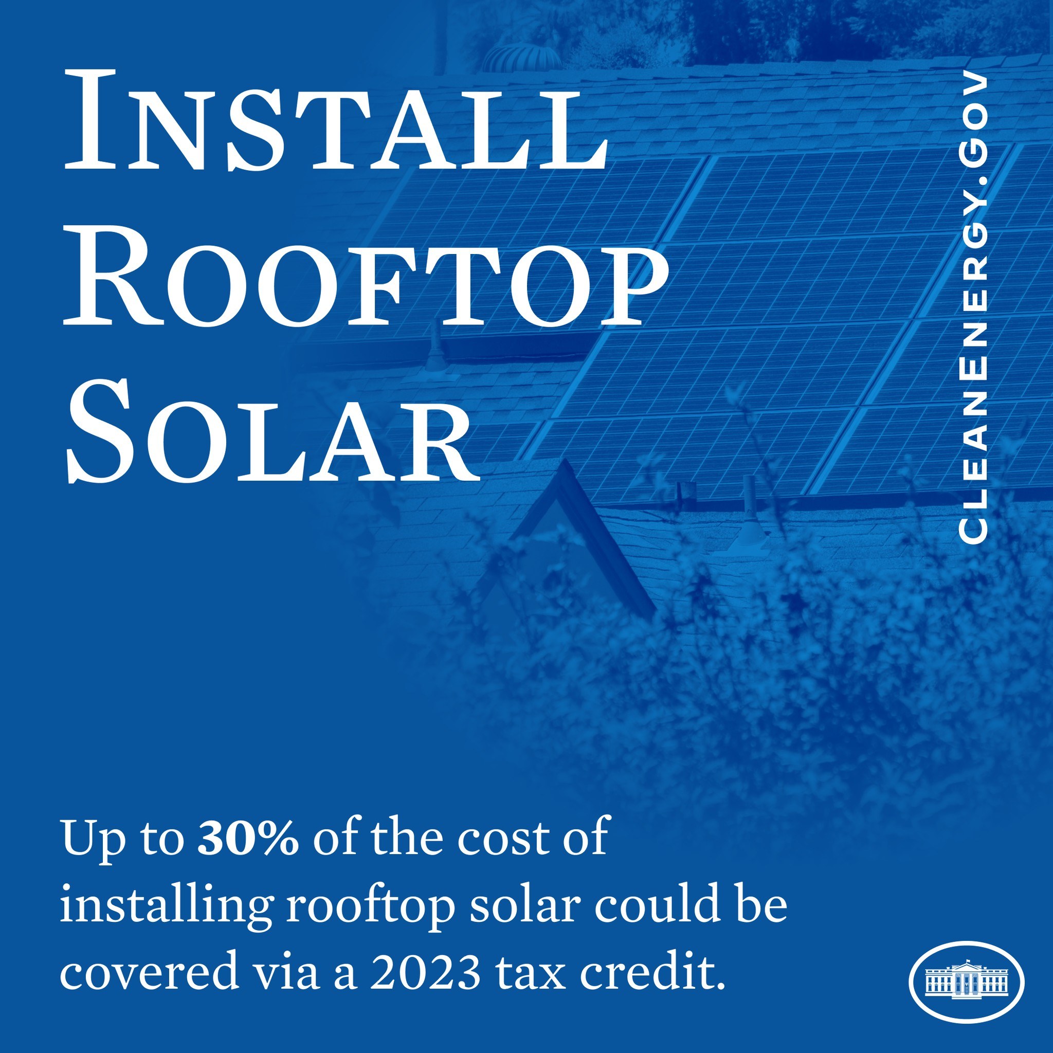 Plakat mit Text über einen 2023er Steuerbonus, der bis zu 30% der Kosten für die Installation von Dachsolaranlagen abdeckt, mit Bäumen und einem Gebäude mit Solarpaneelen im Hintergrund.