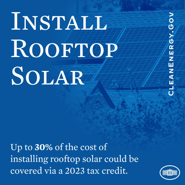 Plakat mit Text über einen 2023er Steuerbonus, der bis zu 30% der Kosten für die Installation von Dachsolaranlagen abdeckt, mit Bäumen und einem Gebäude mit Solarpaneelen im Hintergrund.