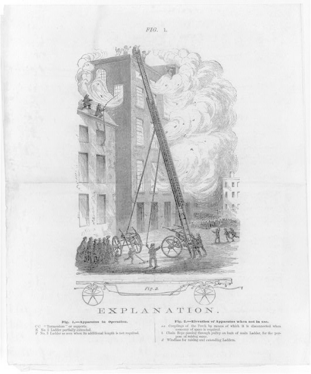 Schwarze und weiße Zeichnung eines Gebäudes mit einem Kran davor, umgeben von Menschen, Karren und Gegenständen, Rauch, der aus dem Gebäude aufsteigt, mit erklärendem Text auf dem Papier.