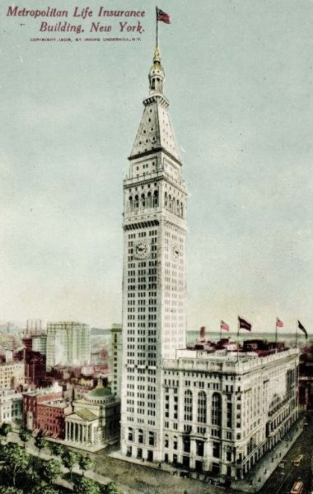 Alte Ansichtskarte des Metropolitan Life Insurance Building in New York City, die eine belebte Stadtlandschaft mit Gebäuden, Bäumen und Fahrzeugen zeigt und oben den Text 'Metropolitan Life Insurance' trägt.
