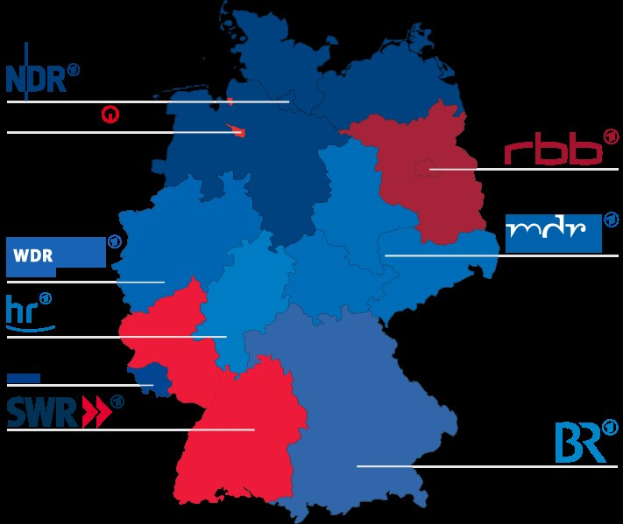 Eine Deutschlandkarte mit Bundesländern in rot und blau markiert, die die Ergebnisse der Wahl 2016 zeigt, einschließlich der Namen der Kandidaten und des Wahltermins.