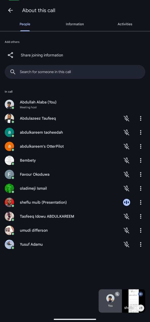 Ein Screenshot eines WhatsApp-Gruppenchats auf einem Android-Telefon, der das Logo der App, Gruppenmitglieder und Schnittstellen-Elemente anzeigt.