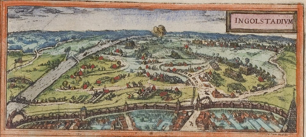 Alte Karte von Ingolstadt, Deutschland, mit Bäumen, Häusern, einer Brücke, Wasser, Hügeln und Text auf altem Papier.