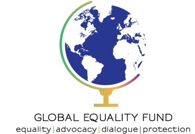 Das Logo des Global Equality Fund zeigt eine Weltkugel mit "Global Equality Fund" in fetter weißer Sans-Serif-Schrift auf blauem Hintergrund, umgeben von einem weißen Ring mit hellblauer Umrandung.