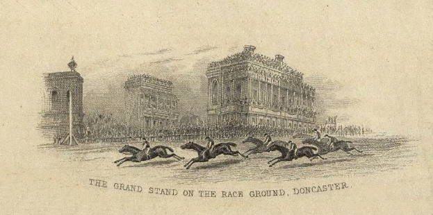 Eine Gravur des Hauptstandes auf der Rennbahn in Doncaster mit Reiterinnen und -herren im Vordergrund und Gebäuden im Hintergrund, darunter Text.