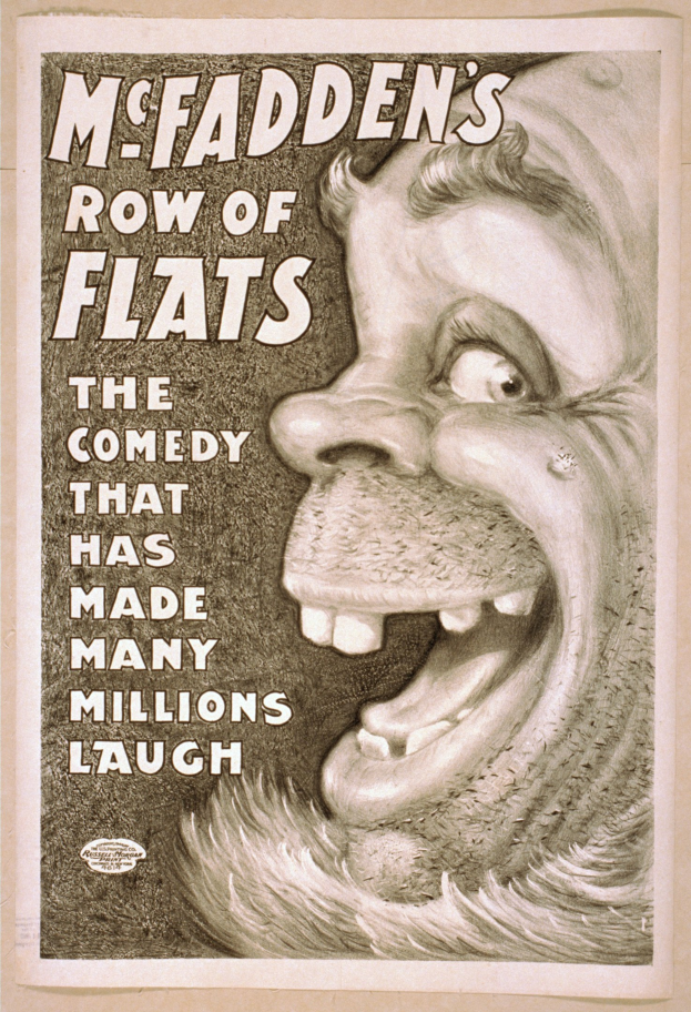 Plakat eines lachenden Menschen mit wilden Haaren, weit aufgerissenen Augen und einem breiten Grinsen, vor einem hellgelben Hintergrund mit dem Text "McFadden's Row of Flats: The Comedy That Has Made Many Millions Laugh."
